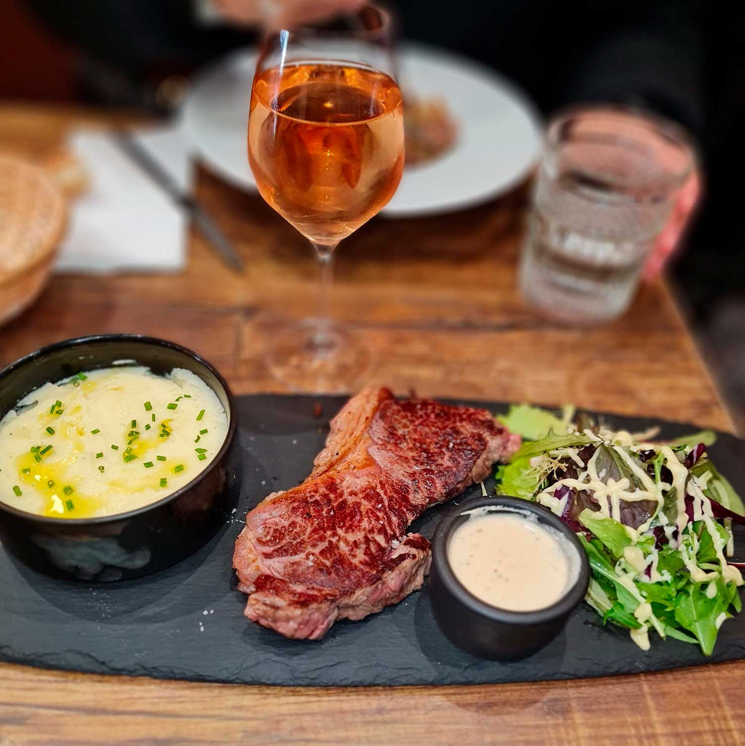 Photo d'un plat avec une viande et son accompagnement